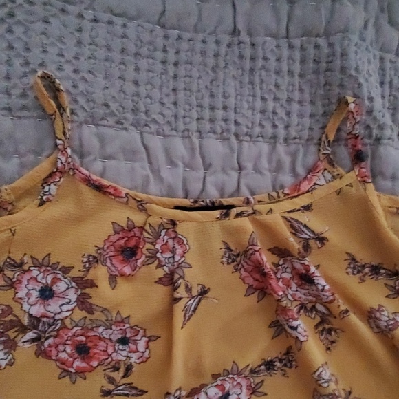 💕AUW | Cold Shoulder Floral top💕 - Picture 2 of 4